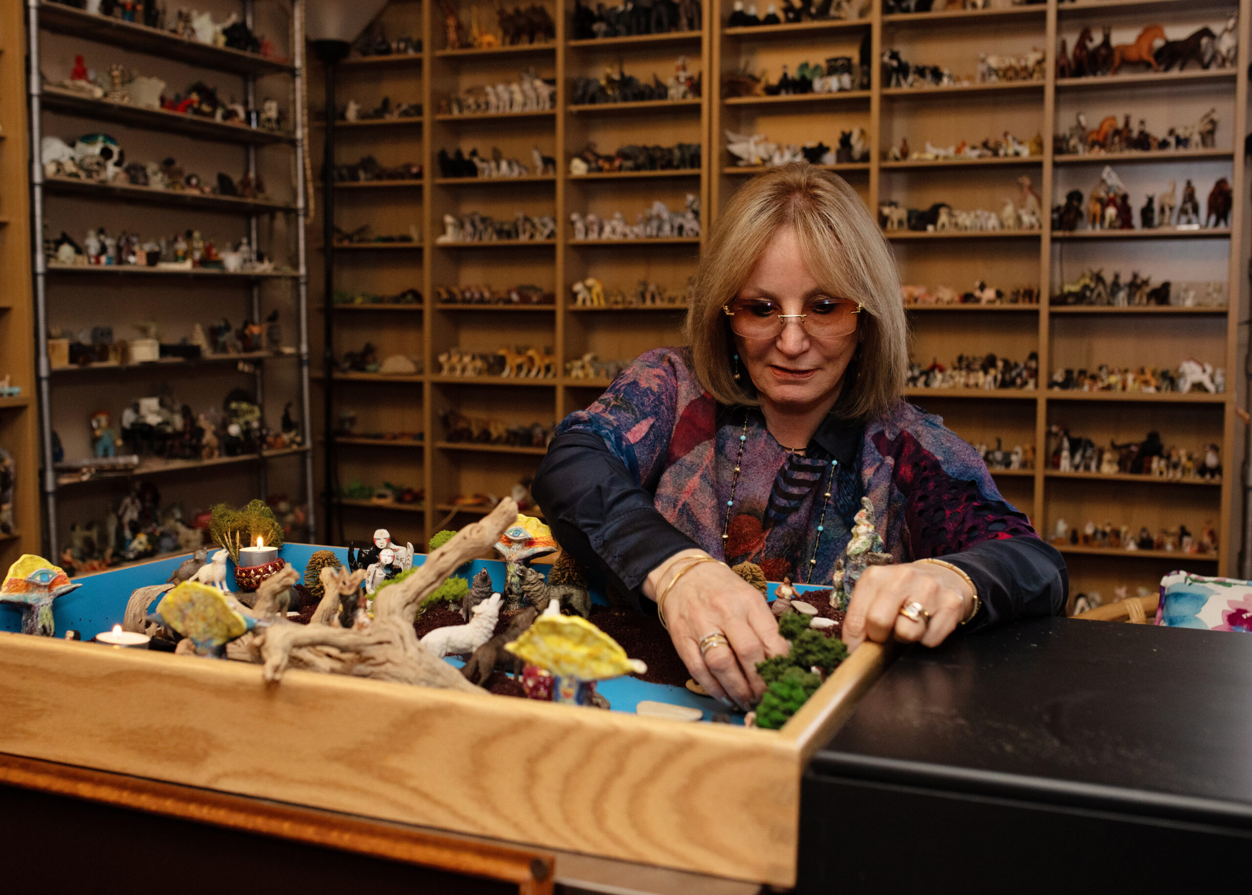 Peg fixing left corner of tray with black tray on left